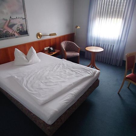 Hotel Loewen-Seckenheim Mannheim Bagian luar foto