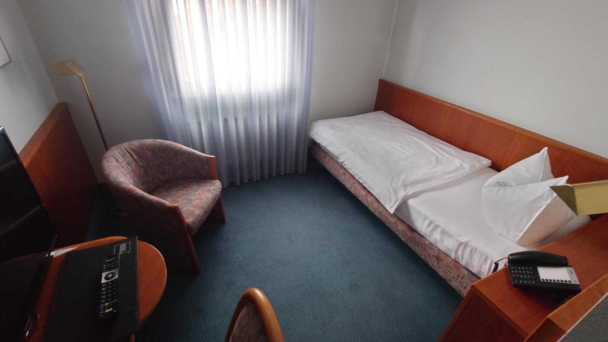 Hotel Loewen-Seckenheim Mannheim Bagian luar foto