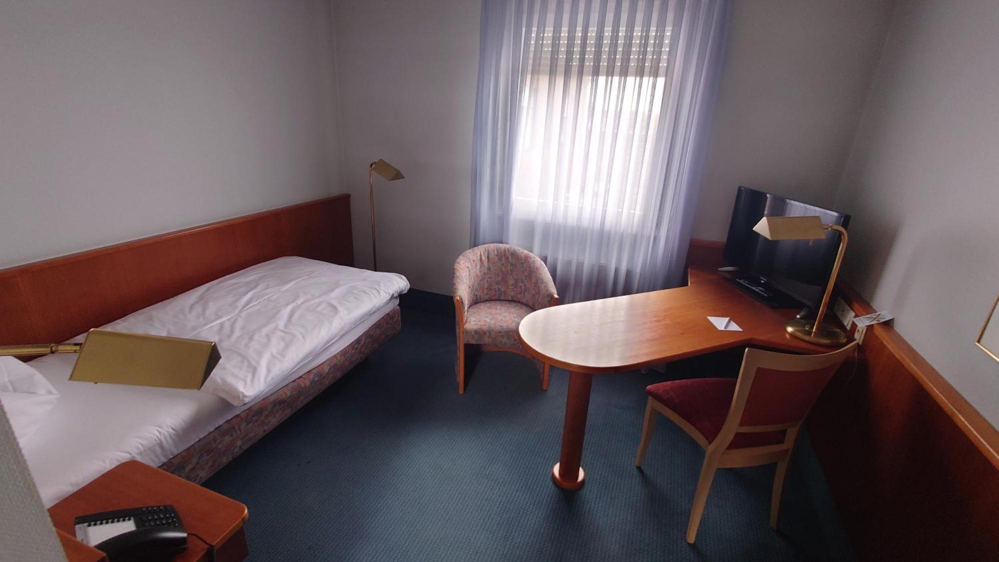 Hotel Loewen-Seckenheim Mannheim Bagian luar foto