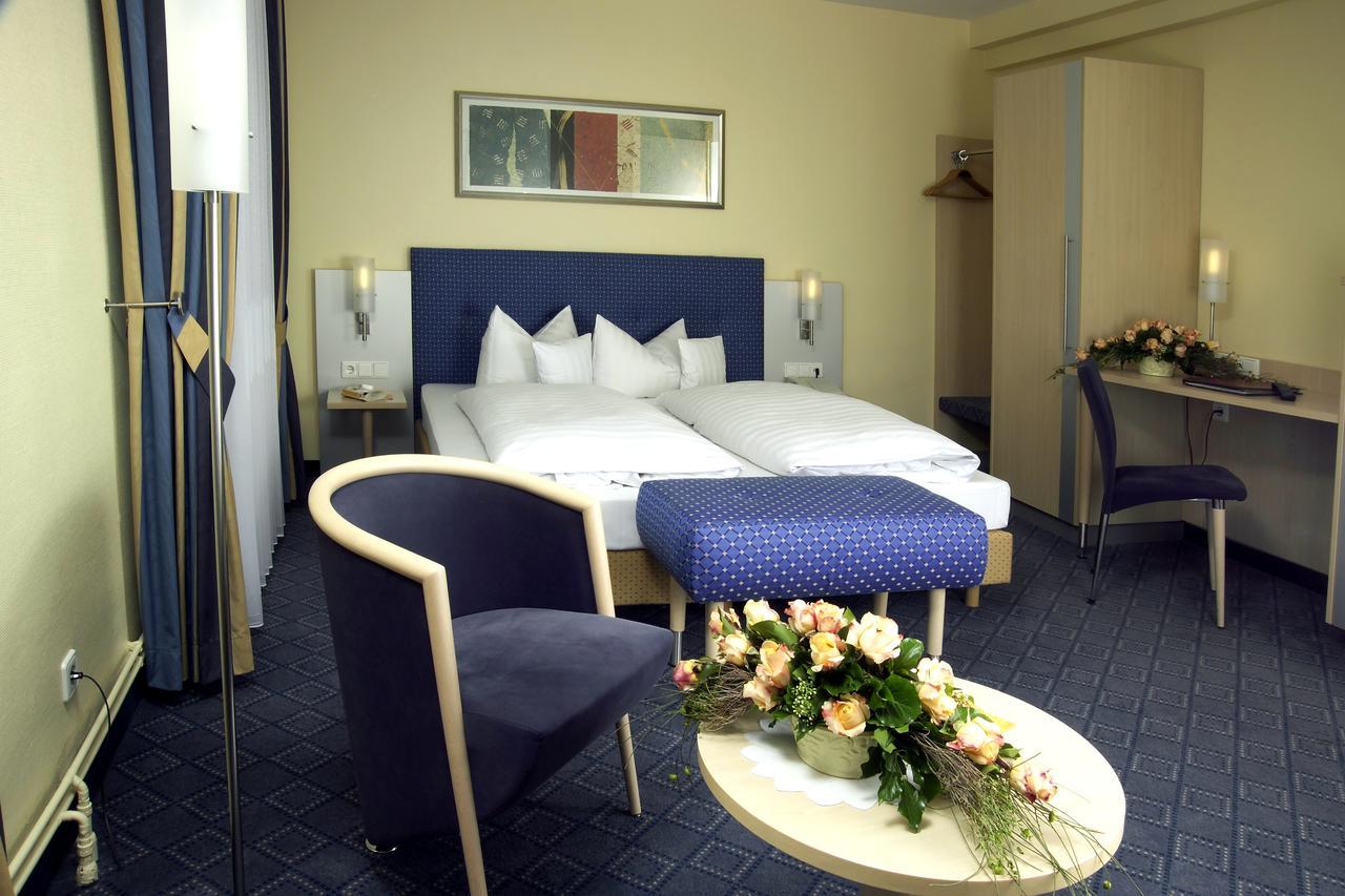 Hotel Loewen-Seckenheim Mannheim Bagian luar foto